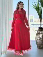 فستان بتفاصيل ناعمة وربطة عنق جذابة وريش يزيّن الأ...