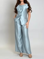 طقم نسائي بتصميم عصري