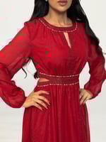 فستان بلمعة ناعمة تعكس الضوء بشكل أنيق