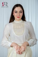 بلوزة بتصميم عصري ومليئة ب الاكسسوارات في الصدر