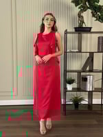 فستان بتصميم انسيابي بدون أكمام، مزين بكشكش جانبي