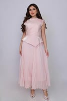 فستان أنيق بتصميم عصري يجمع بين البساطة والفخامة