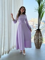 فستان بتفاصيل براقة على الياقة والأكمام وتصميم يلف...