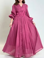 فستان طويل بتفاصيل زهور أنيقة