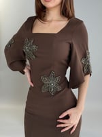 فستان بتطريزات لامعه