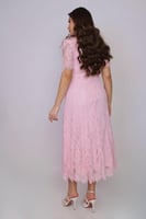 فستان دانتيل ناعم بتصميم أنثوي راقٍ