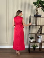 فستان بتصميم انسيابي بدون أكمام، مزين بكشكش جانبي