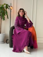 فستان بصميم محتشم يبرز الأناقة