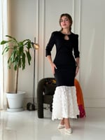 فستان سهرة ناعم ويتميز بخامة الباربي سترتش مع ورود...