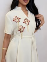 جلابية أنيقة بتطريز ناعم وحزام يبرز الخصر