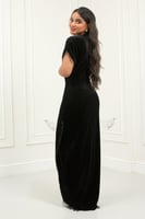 فستان مخملي مع التطريز اللامع، والقصّة الأنثوية ال...