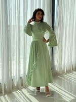 فستان بصميم محتشم يبرز الأناقة