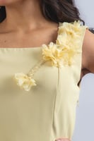 فستان بتصميم راقٍ ولمسة أنثوية ناعمة