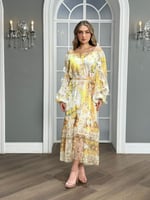 فستان بأكتاف مكشوفة وتصميم بطابع بوهيمي