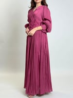 فستان طويل بتفاصيل زهور أنيقة