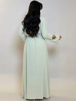 جلابية بتفاصيل مطرزة عند الرقبة والاكمام