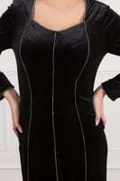 فستان مخملي طويل بتصميم انسيابي