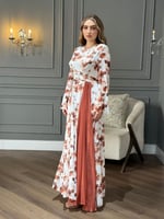 فستان بطبعات زهرية ناعمة وتصميم مميز بكسرات جانبية