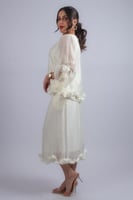 طقم أنثوي بتصميم هادئ وانسيابي