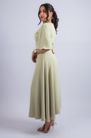 فستان بتفاصيل كتف مرصّعة