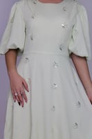 فستان قصير بتفاصيل ناعمة أنيقة