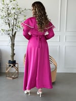 فستان مميز بكاب أنيق وتفاصيل ناعمة على الخصر