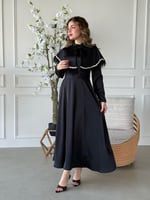 فستان مميز بكاب أنيق وتفاصيل ناعمة على الخصر