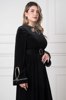 جلابية مخمل بقصّة راقية وتطريز كريستالي