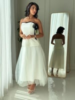 فستان بكتف مكشوف وتنورة تول تنساب بنعومة