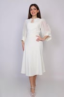 فستان أنيق بتصميم عصري يجمع بين البساطة والفخامة