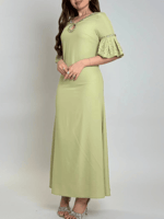 جلابية أنيقة بتصميم راقٍ يجمع بين الراحة والفخامة