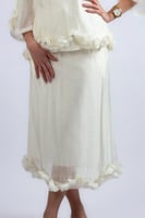 طقم أنثوي بتصميم هادئ وانسيابي