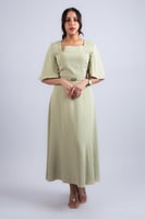 فستان بتفاصيل كتف مرصّعة