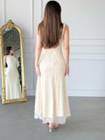 فستان سهره ناعم مزين باللؤلؤ