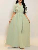 جلابية أنيقة بتطريز ناعم وحزام يبرز الخصر