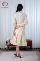 بلوزة بتصميم عصري ومليئة ب الاكسسوارات في الصدر