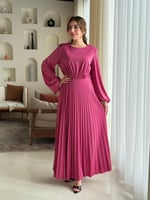 فستان بتفاصيل كسرات ناعمة وقصة خصر تحدد القوام