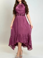 فستان أنيق بتصميم راقٍ يجمع بين النعومة والفخامة