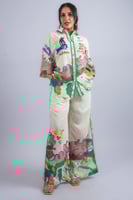 طقم عصري جريء بتصميم فني لافت