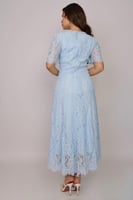 فستان دانتيل ناعم بتصميم أنثوي راقٍ