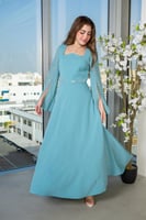 فستان بتصميم أنيق وانسيابي بلون فيروزي هادئ