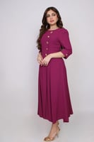 فستان أنيق بتصميم راقٍ يجمع بين البساطة والفخامة