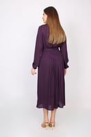 فستان ميدي نسائي بتصميم أنيق يجمع بين البساطة والر...