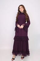 فستان طويل بتصميم أنثوي راقٍ ولون توتي عميق يلفت ا...