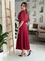 فستان متوسط الطول أنثوي، مزخرف بتطريزات ناعمة