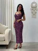 فستان ميدي ساحر بتطريز لامع وتصميم بارز للخصر يُبر...