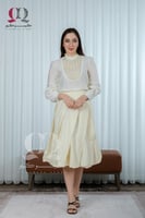 بلوزة بتصميم عصري ومليئة ب الاكسسوارات في الصدر