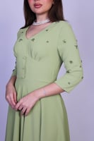 فستان أنيق بقصة ناعمة تبرز جمال القوام