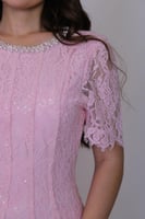 فستان دانتيل ناعم بتصميم أنثوي راقٍ ولمسة فخامة من...