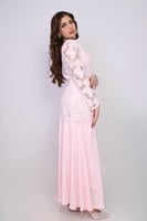 فستان دانتيل طويل بتصميم أنثوي راقٍ وأكمام شفافة